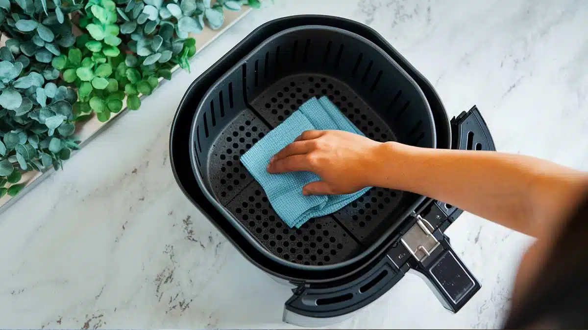airfryer, l’astuce de ma mère pour nettoyer votre friteuse à air pendant le repas va vous simplifier la vie