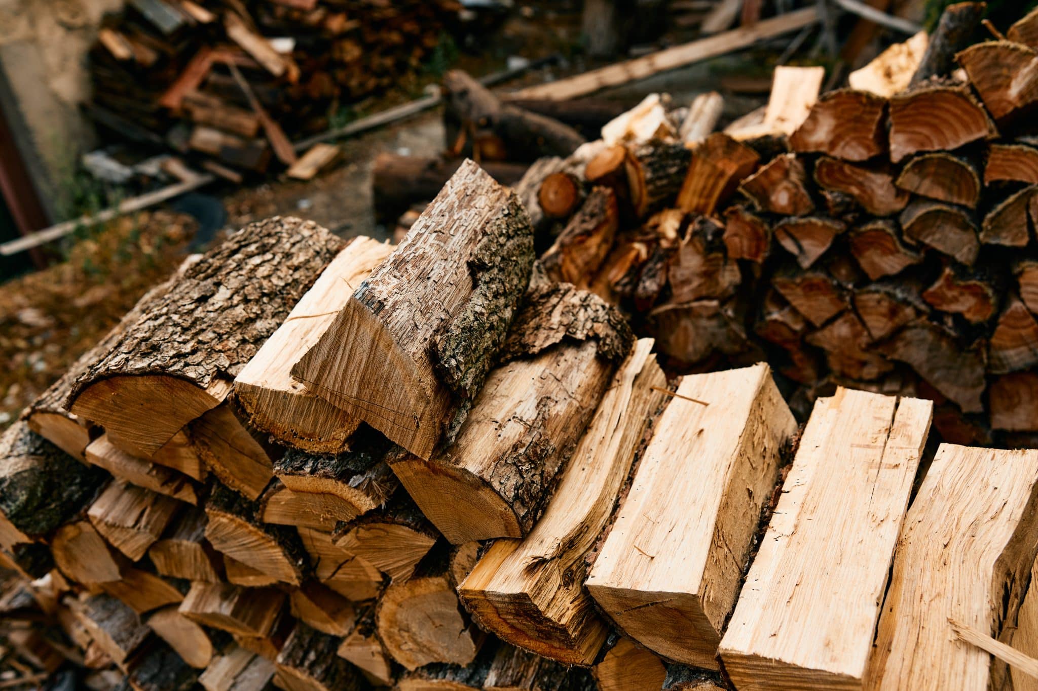 c'est officiel depuis le 1er janvier 2026, le chauffage au bois est désormais strictement interdit dans ces 297 communes, les foyers concernés