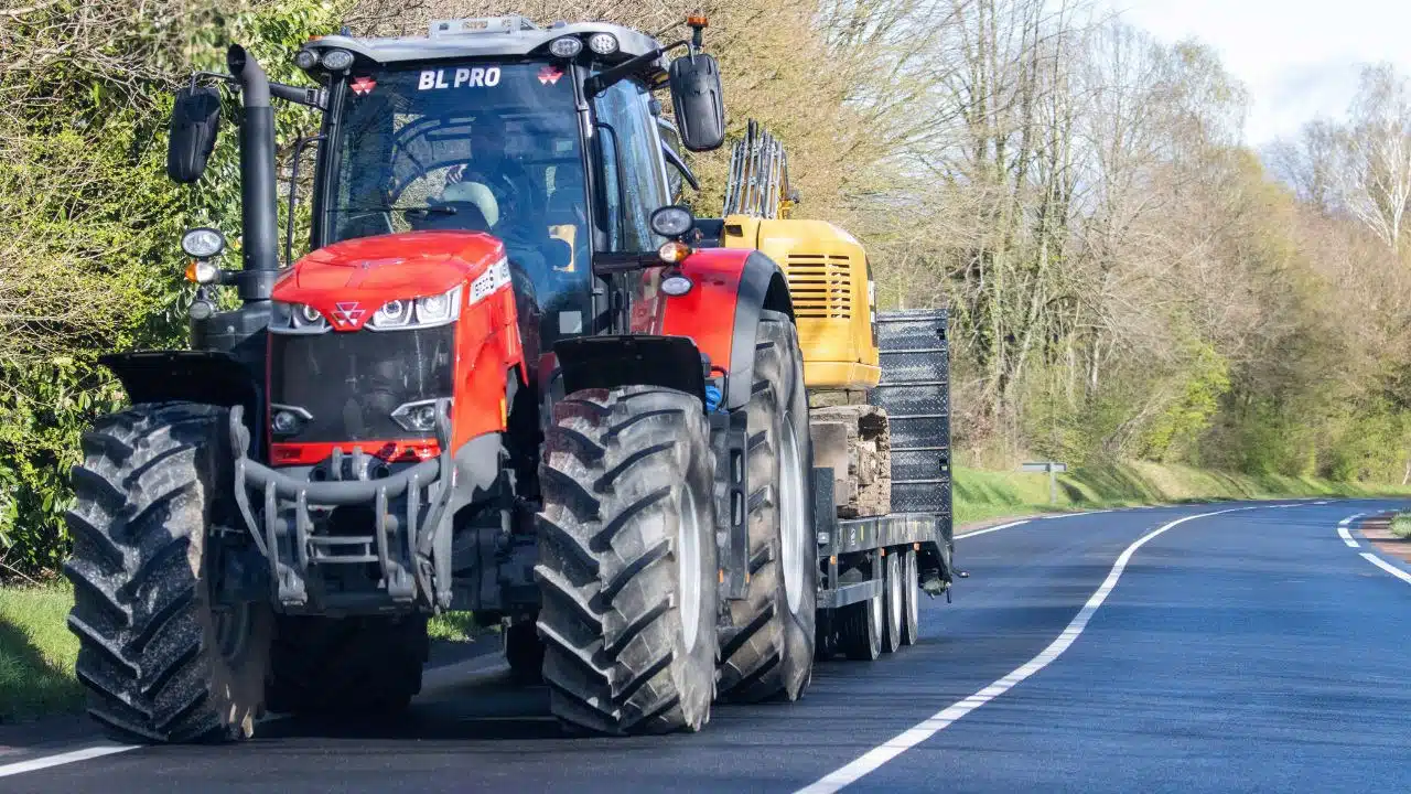 code de la route, peut on dépasser un tracteur en mordant la ligne continue ? ce que dit la loi