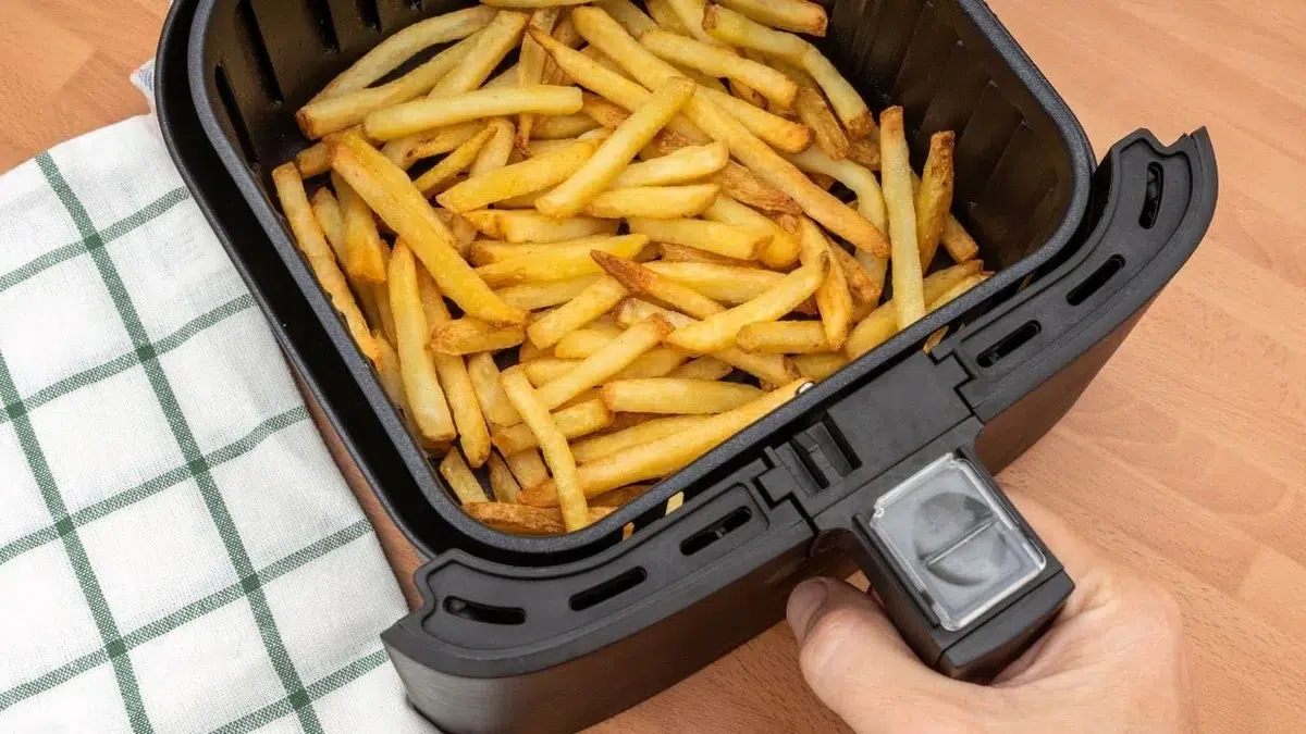 Air Fryer : tout le monde oublie ce geste très simple pour avoir des frites dorées et croustillantes