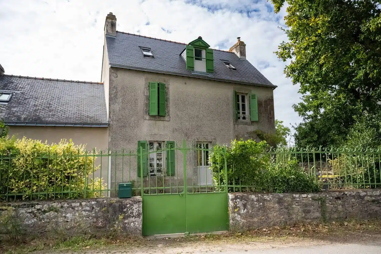 « C’est la justice à deux vitesses » : Elle squatte la maison d’un magistrat, la loi anti-squat rend son verdict en dix jours