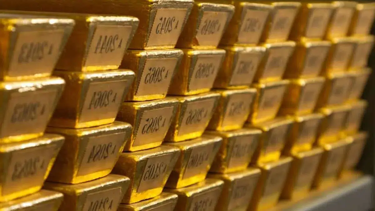 En rénovant sa maison, il découvre 2 millions en liquide et 50 lingots d’or : il fait le choix de prévenir la police