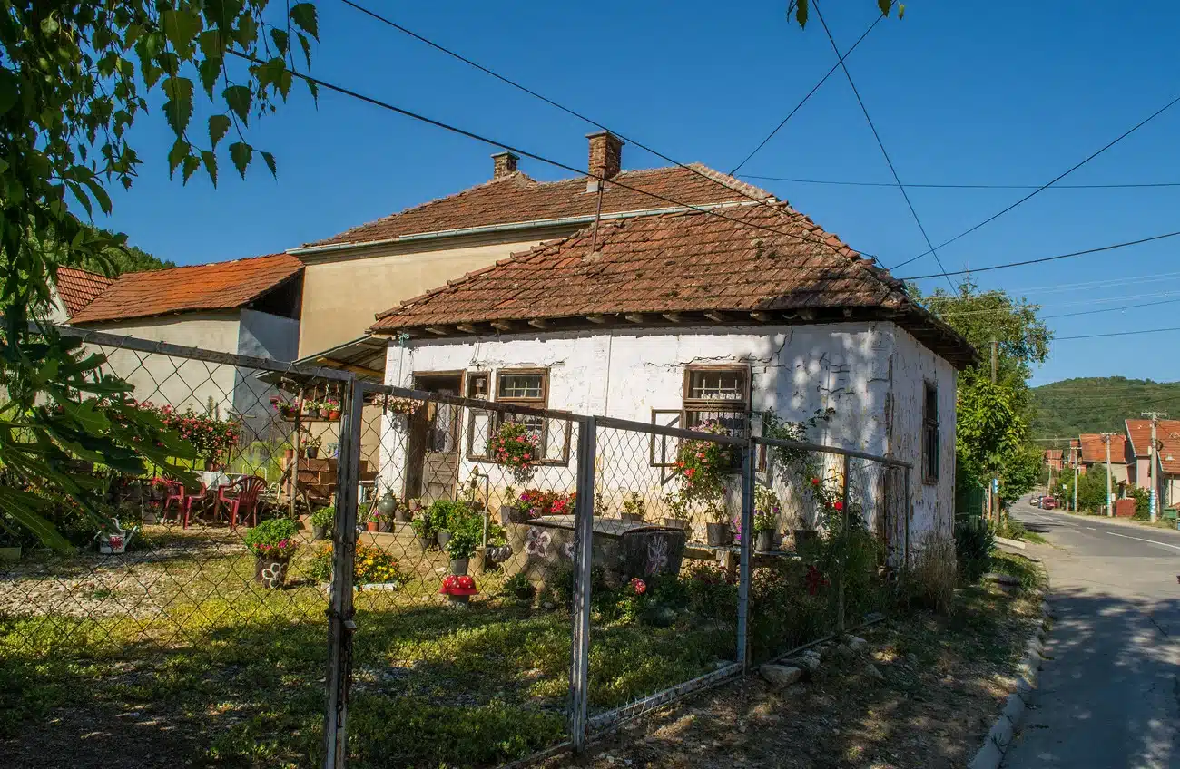 « Ils ont mis le compteur EDF à leur nom » : Ils squattent la maison de retraités pendant les travaux et la mettent en location