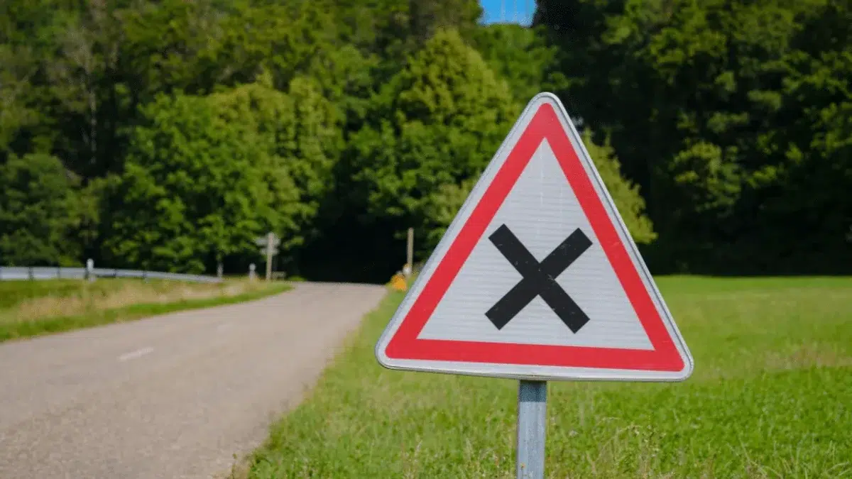 « J’ai grillé la priorité, mais c’est lui qui paie » : une règle du code de la route que presque personne ne connaît