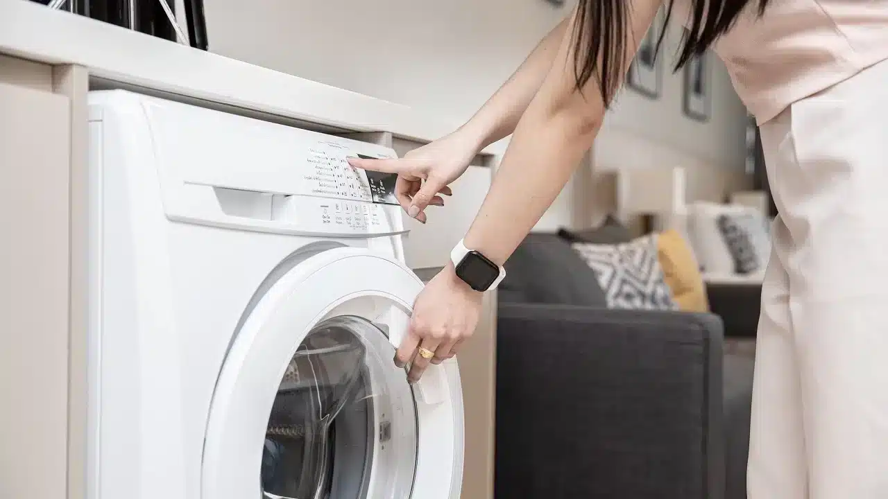 Machine à laver : Peu de français connaissent cette astuce simple pour avoir un linge plus propre et plus doux