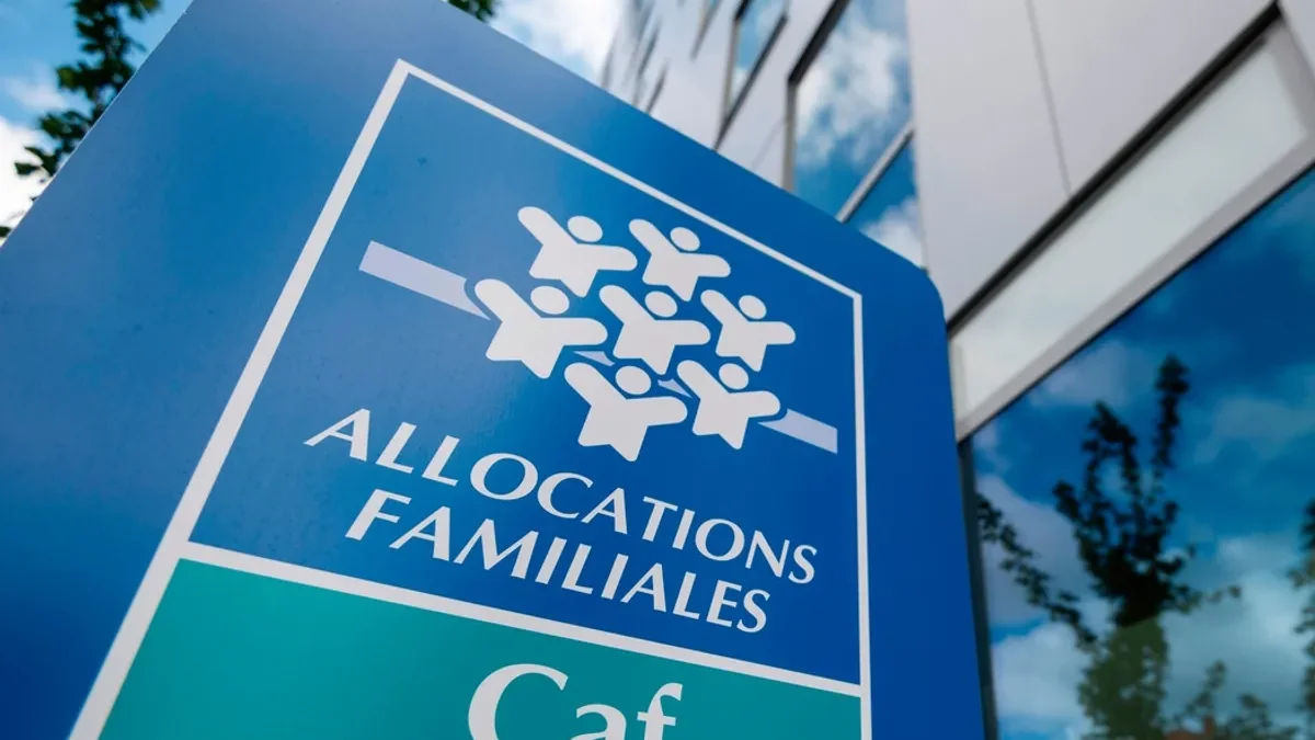 « On marche sur la tête » : Ce couple touchait 36.000€ d’allocations familiales mais possédait 34 voitures et montres de luxe