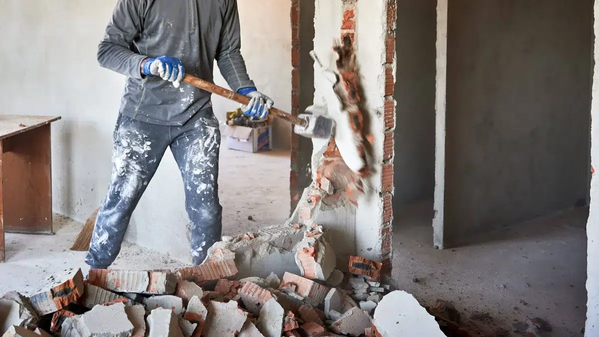 Un Ouvrier Decouvre 400 000 Derriere Un Mur Mais Sa Chance Tourne Rapidement